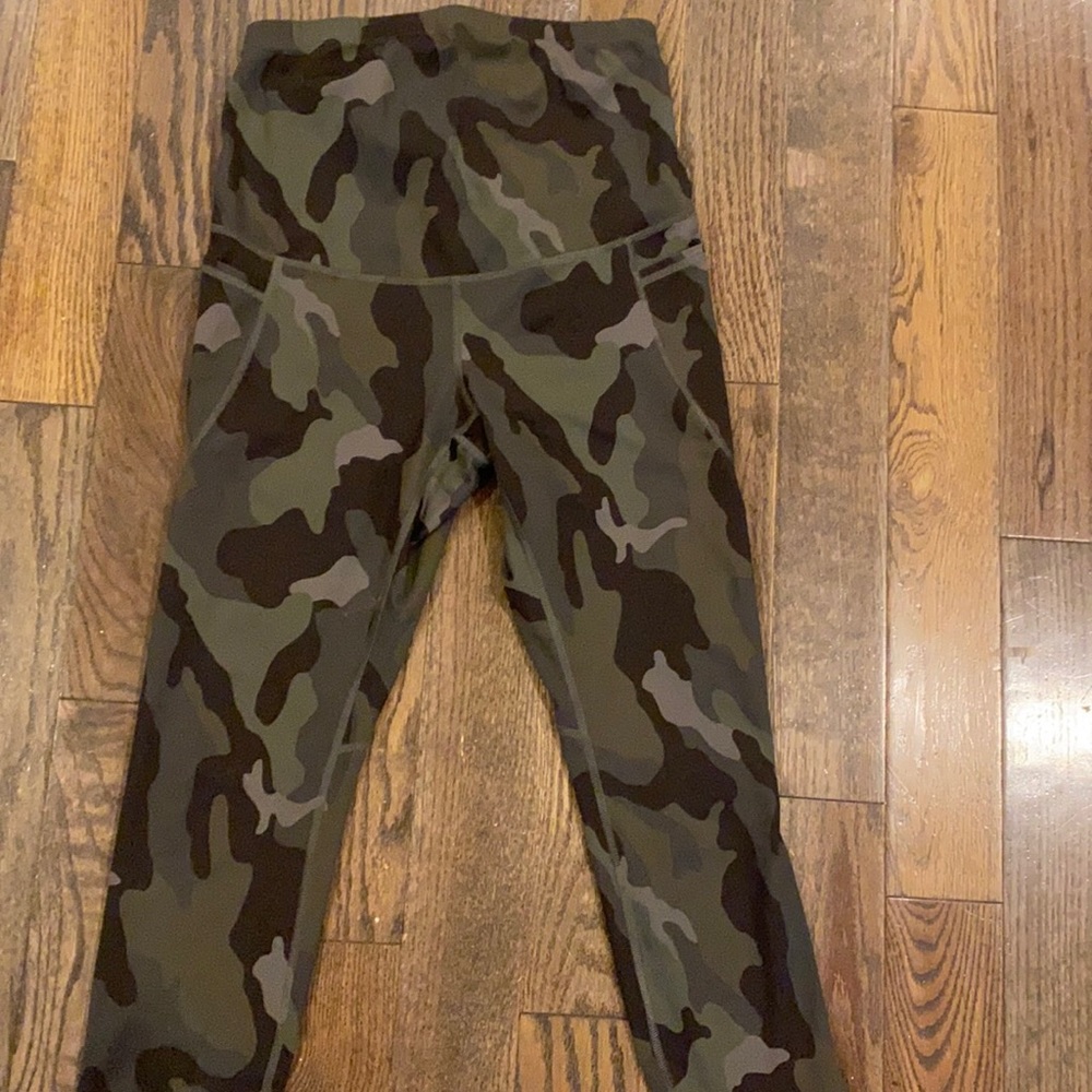 VGUC MATERNITY Old Navy elevate legging! These are magical for your pregnancy!